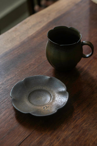 Un Studio x Two Potters | Dark Tulip Mug Set