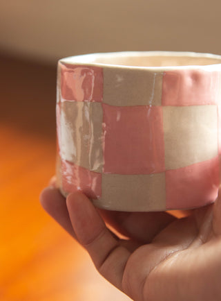 Un Studio x Cherlyn Mark ｜Pink Checkerboard Quote Pinched Cup