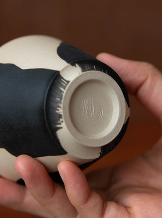 Un Studio x Llerae Makes ｜V Espresso Cups in Black Swirls