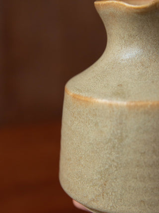 Un Studio x Llerae Makes ｜Sake Pourer in Hojicha